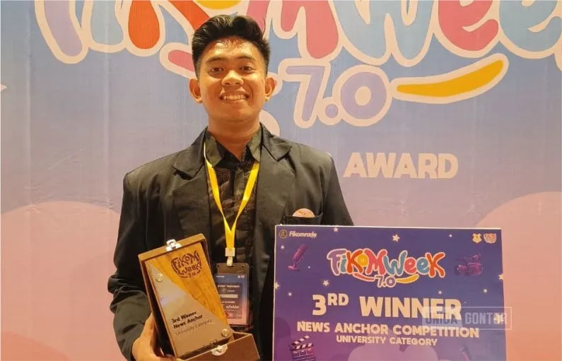 Mahasiswa PBA UNIDA Gontor menerima penghargaan Juara 3 Lomba News Anchor Fikomweek 7.0 di Universitas Ciputra Surabaya