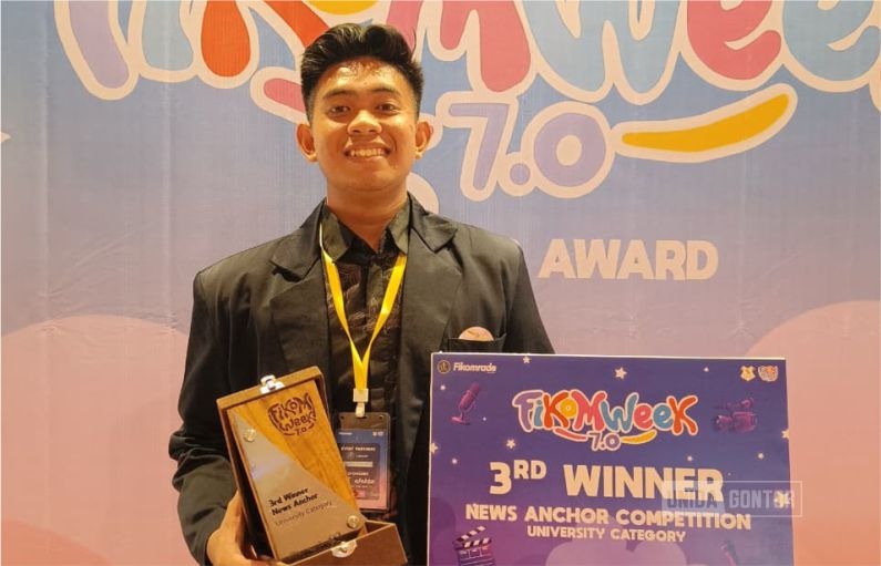 Mahasiswa PBA UNIDA Gontor menerima penghargaan Juara 3 Lomba News Anchor Fikomweek 7.0 di Universitas Ciputra Surabaya