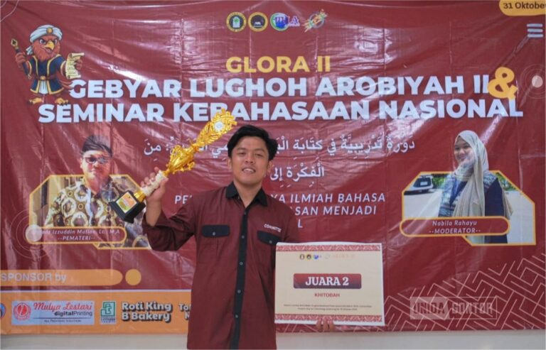 Mahasiswa PBA UNIDA Gontor, Afryandi Pamungkas, berpose sambil memegang piala dan piagam usai meraih juara lomba khitobah tingkat nasional tahun 2025.