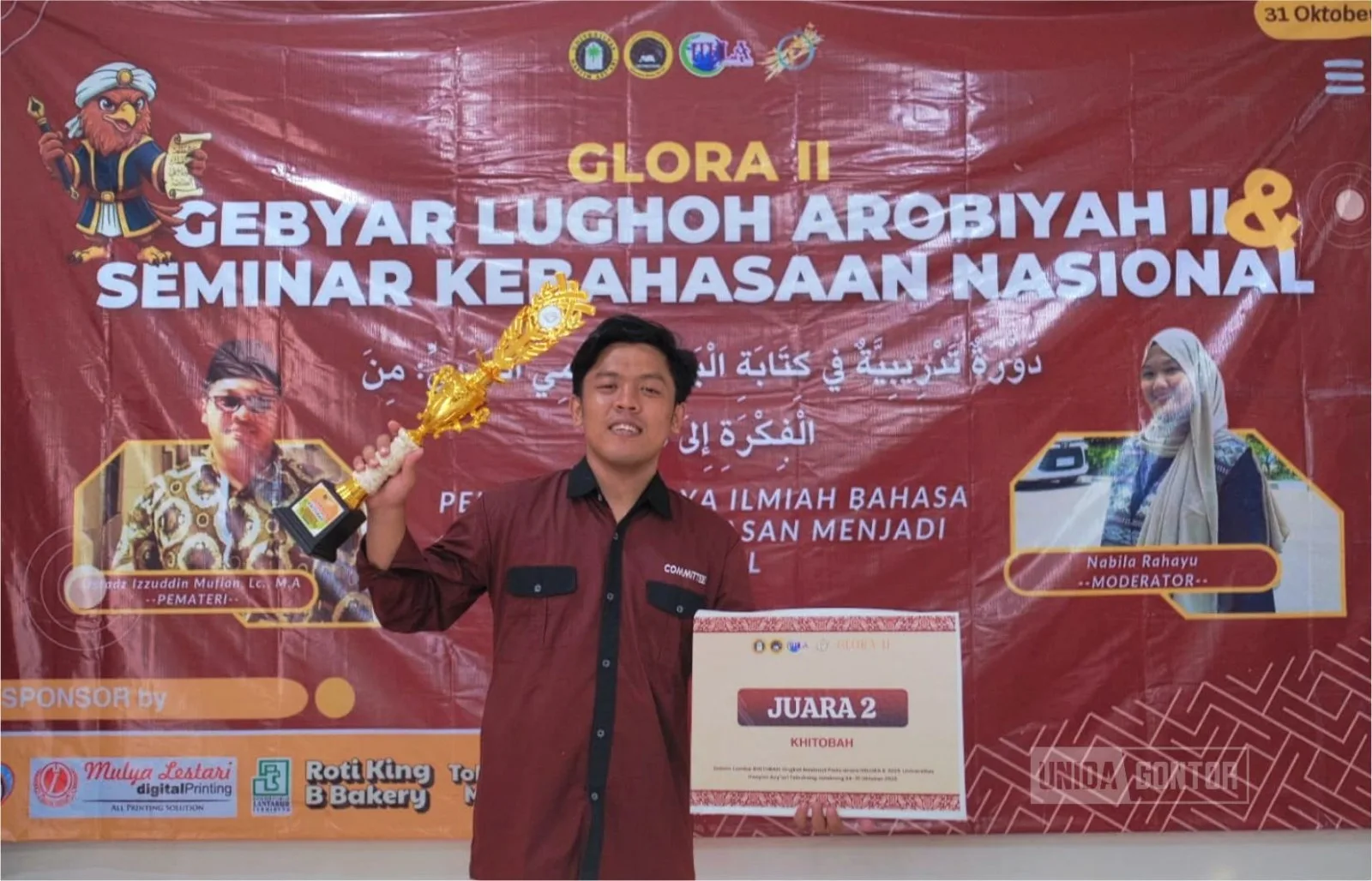 Mahasiswa PBA UNIDA Gontor, Afryandi Pamungkas, berpose sambil memegang piala dan piagam usai meraih juara lomba khitobah tingkat nasional tahun 2025.