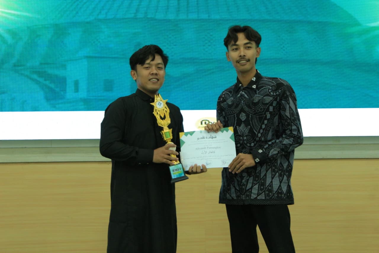 Mahasiswa PBA UNIDA Gontor, Afryandi Pamungkas, berpose sambil memegang piala dan piagam usai meraih juara lomba khitobah tingkat nasional tahun 2025.