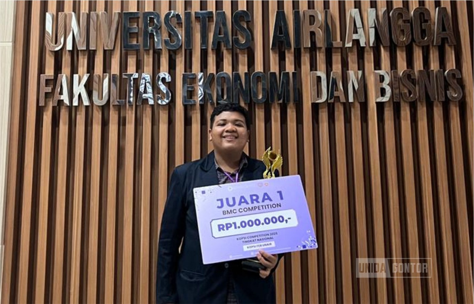 Moh. Sidqi Kautsar Machfud, mahasiswa TIP UNIDA Gontor, meraih Juara 1 BMC KOPSI Competition 2025 di FEB UNAIR Surabaya.