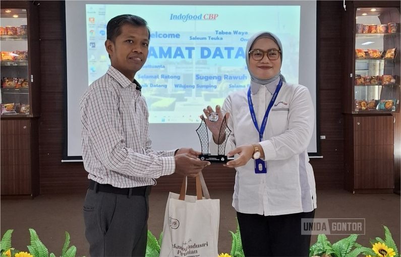 Mahasiswa TIP UNIDA Gontor tur pabrik Indofood CBP Pasuruan, mengamati lini produksi mi instan dan quality control.