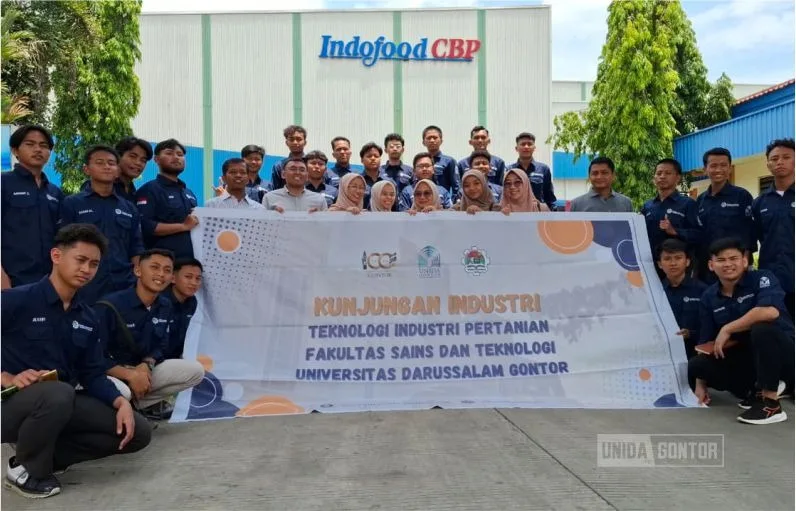 Mahasiswa TIP UNIDA Gontor tur pabrik Indofood CBP Pasuruan, mengamati lini produksi mi instan dan quality control.