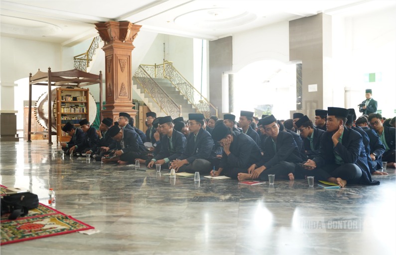 Mahasiswa Fakultas Tarbiyah UNIDA Gontor mengikuti ngaji Kitab Kifayatul Mustafid bersama KH. Lukman Haris Dimiyati di Pondok Tremas Pacitan.