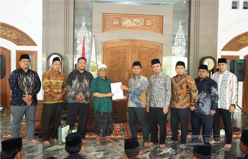 Mahasiswa Fakultas Tarbiyah UNIDA Gontor mengikuti ngaji Kitab Kifayatul Mustafid bersama KH. Lukman Haris Dimiyati di Pondok Tremas Pacitan.