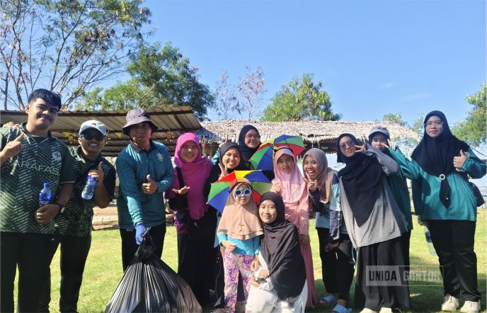 Mahasiswa UNIDA Gontor berpartisipasi dalam Kampanye "Bersih Bersama" di Pantai Jerudong, Brunei, membersihkan pantai dan berkreasi dari barang bekas.