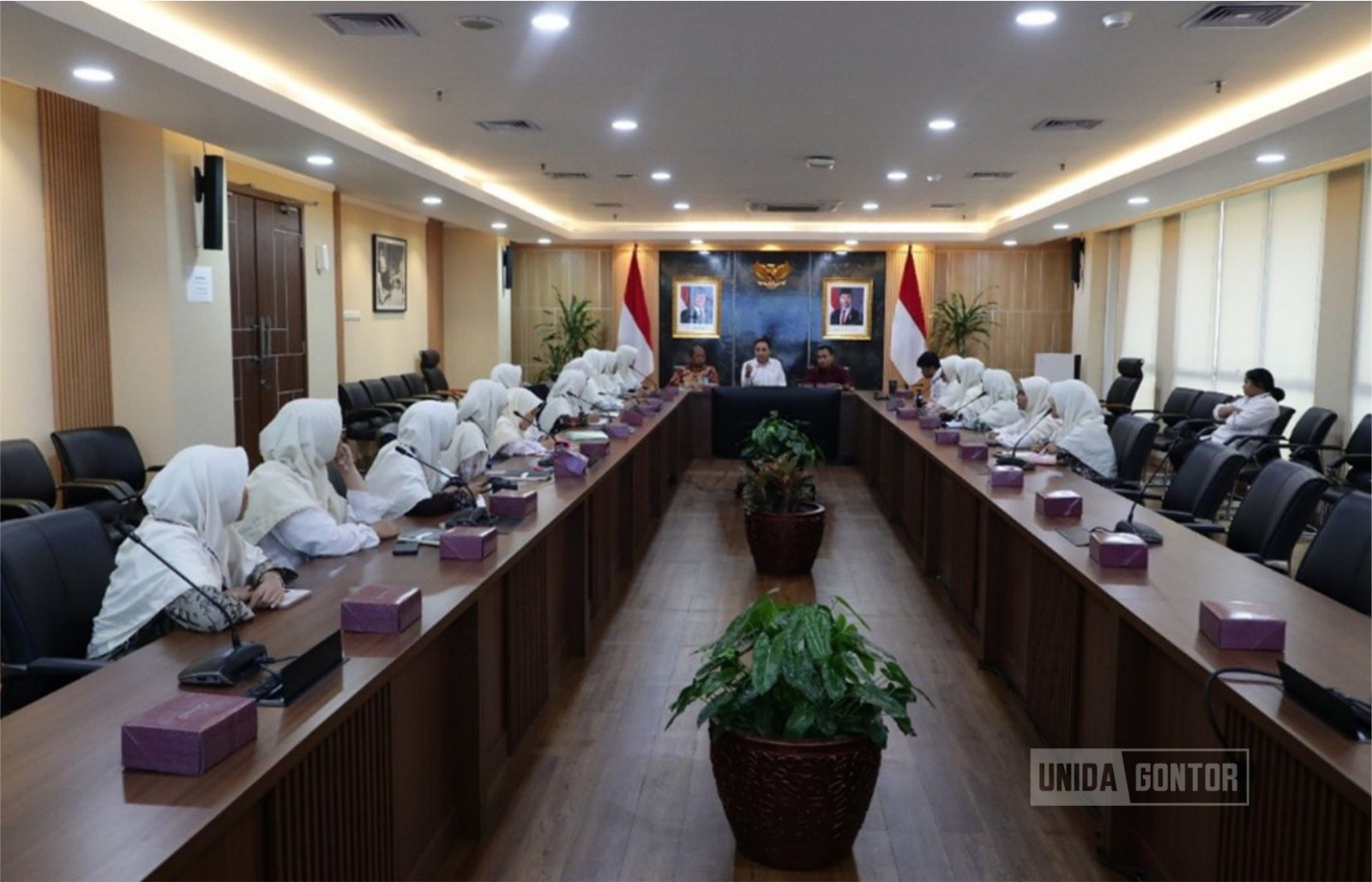 Mahasiswa Program Studi Komunikasi UNIDA Gontor mengikuti sesi pemaparan praktik kehumasan pemerintah bersama pejabat Humas Kemensetneg di ruang pertemuan Jakarta.