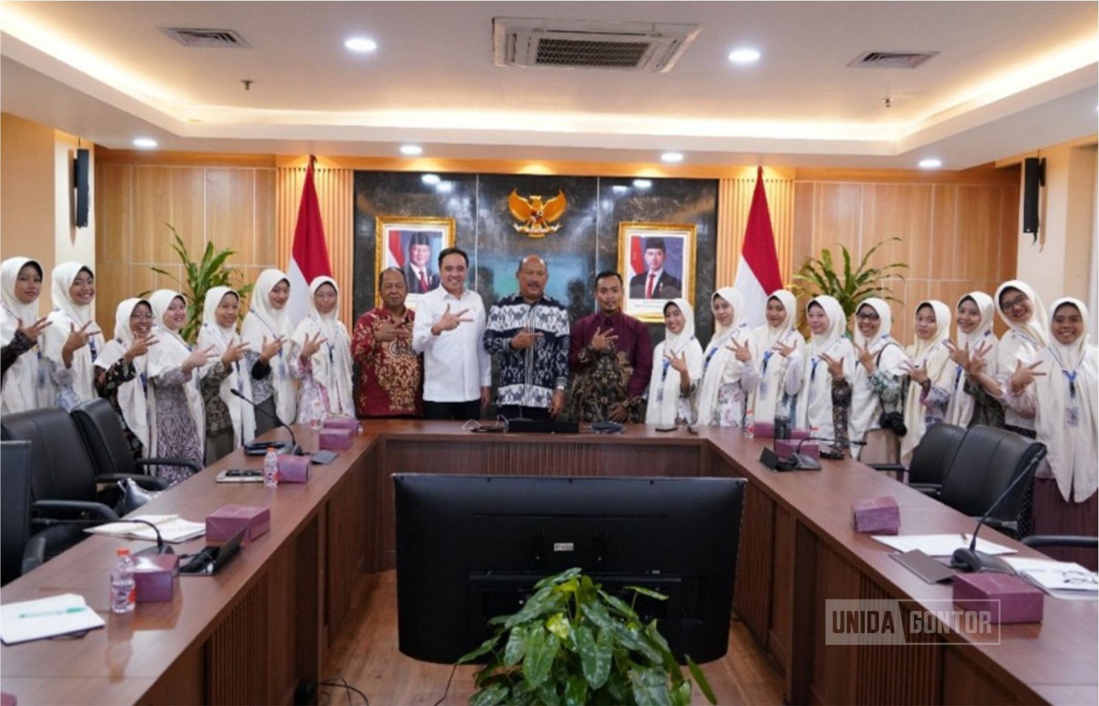 Mahasiswa Program Studi Komunikasi UNIDA Gontor mengikuti sesi pemaparan praktik kehumasan pemerintah bersama pejabat Humas Kemensetneg di ruang pertemuan Jakarta.