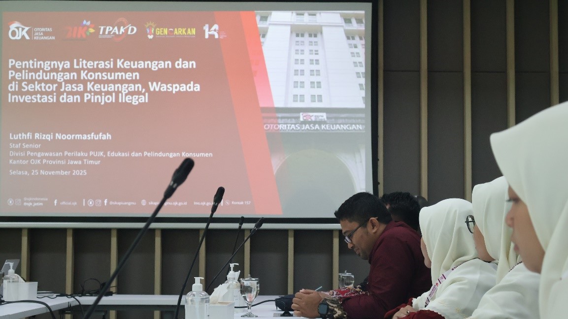 Mahasiswi Program Studi Ekonomi Islam UNIDA Gontor mengikuti kunjungan akademik di kantor OJK Provinsi Jawa Timur untuk memperdalam pemahaman regulasi dan edukasi keuangan digital.