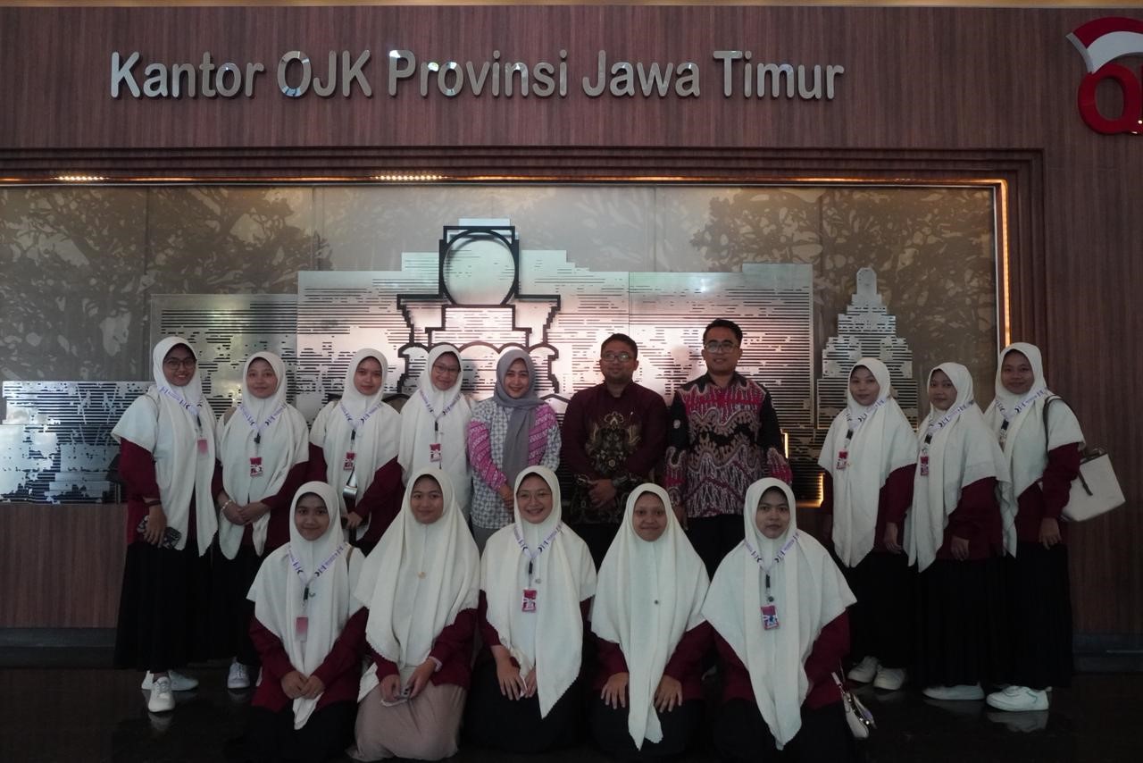 Mahasiswi Program Studi Ekonomi Islam UNIDA Gontor mengikuti kunjungan akademik di kantor OJK Provinsi Jawa Timur untuk memperdalam pemahaman regulasi dan edukasi keuangan digital.