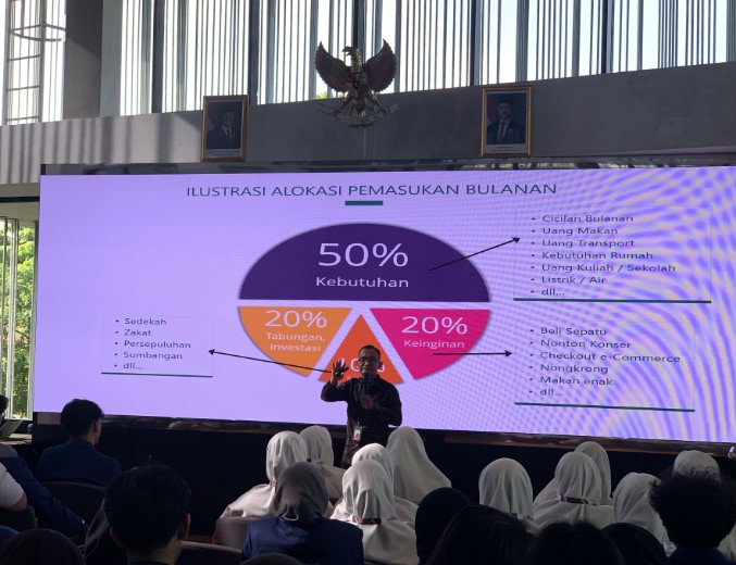 Mahasiswi Ekonomi Islam UNIDA Gontor mengikuti sesi public education pasar modal syariah di ruang seminar IDX Surabaya bersama narasumber Asikin Ashar.