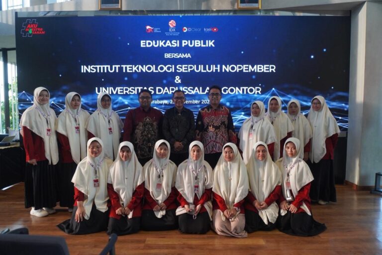 Mahasiswi Ekonomi Islam UNIDA Gontor mengikuti sesi public education pasar modal syariah di ruang seminar IDX Surabaya bersama narasumber Asikin Ashar.