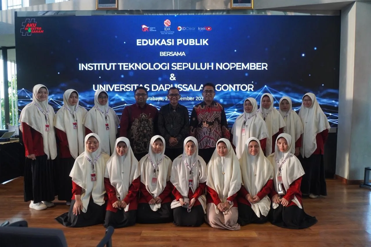 Mahasiswi Ekonomi Islam UNIDA Gontor mengikuti sesi public education pasar modal syariah di ruang seminar IDX Surabaya bersama narasumber Asikin Ashar.