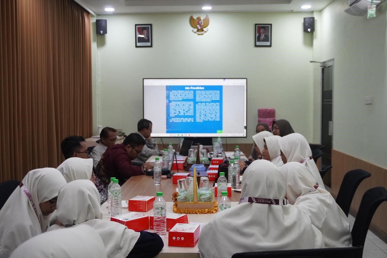 Mahasiswi Ekonomi Islam UNIDA Gontor mengikuti sit in class pendalaman filantropi Islam di kantor YDSF Surabaya bersama pengelola lembaga.