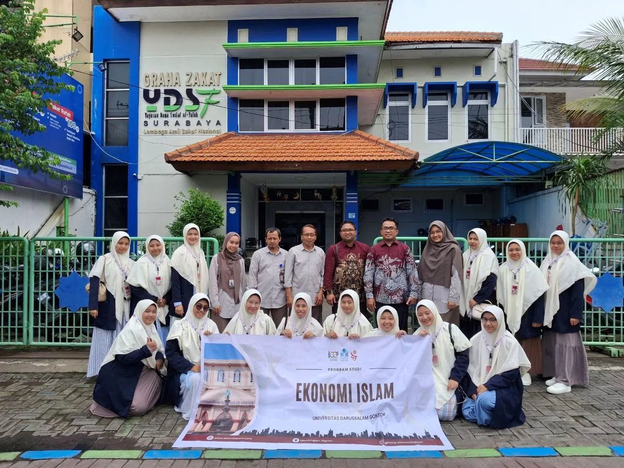 Mahasiswi Ekonomi Islam UNIDA Gontor mengikuti sit in class pendalaman filantropi Islam di kantor YDSF Surabaya bersama pengelola lembaga.