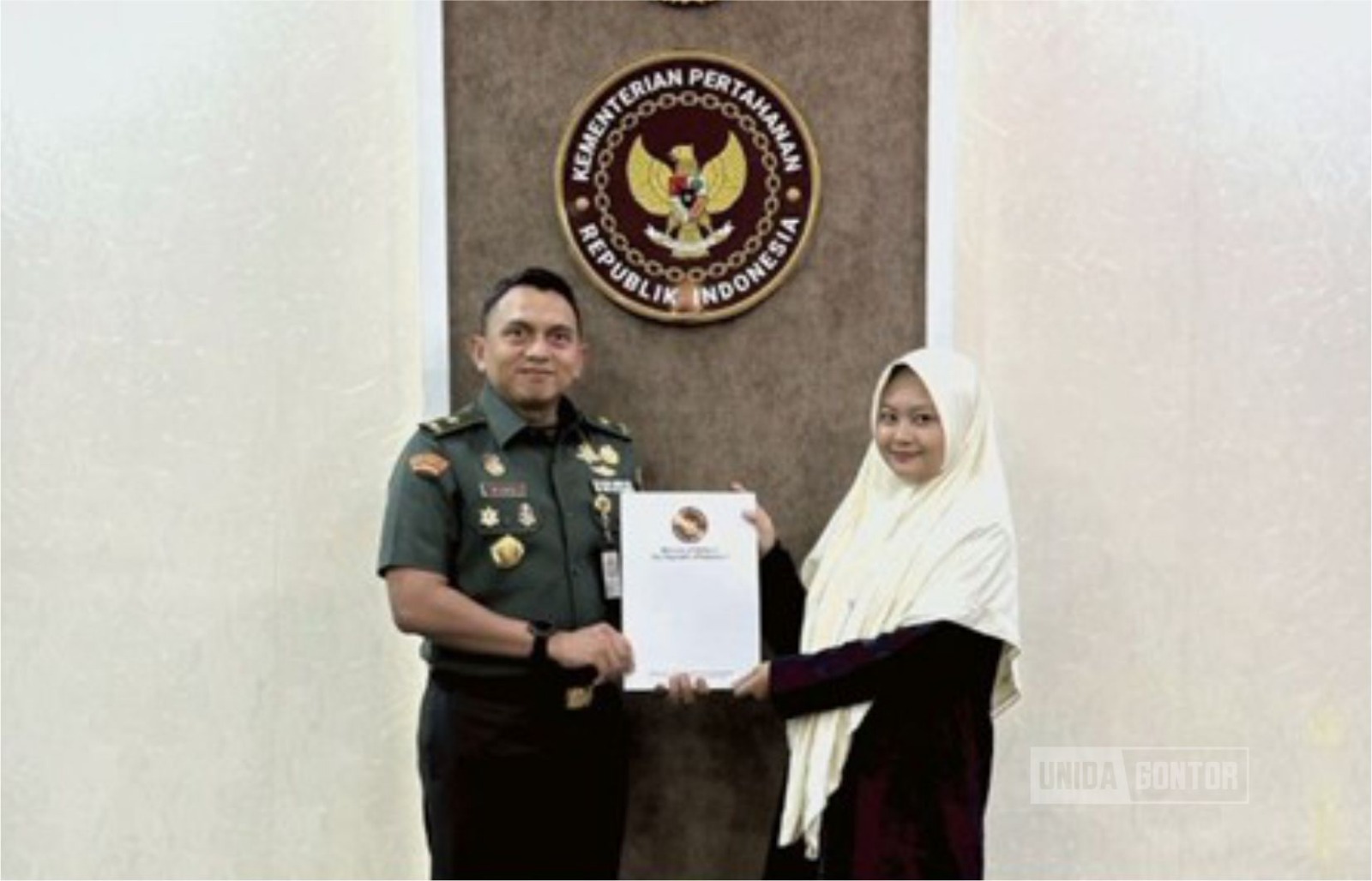 Tiga mahasiswi HI UNIDA Gontor berpartisipasi dalam Forum Diplomasi Pertahanan Kemenhan RI di Hotel Borobudur Jakarta.