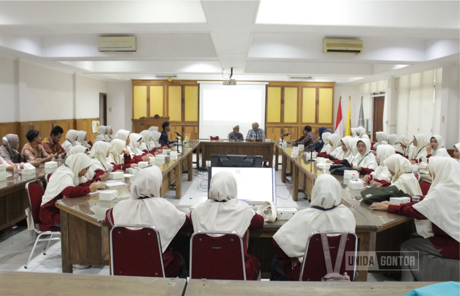 “Mahasiswi IQT UNIDA Gontor mengikuti sesi kuliah tentang tafsir sains dan konservasi di Fakultas Kehutanan dan Lingkungan IPB, didampingi dosen pembimbing serta narasumber dari IPB.”
