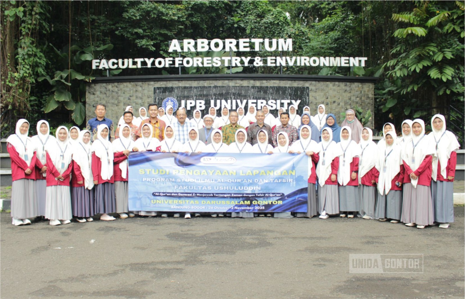 “Mahasiswi IQT UNIDA Gontor mengikuti sesi kuliah tentang tafsir sains dan konservasi di Fakultas Kehutanan dan Lingkungan IPB, didampingi dosen pembimbing serta narasumber dari IPB.”