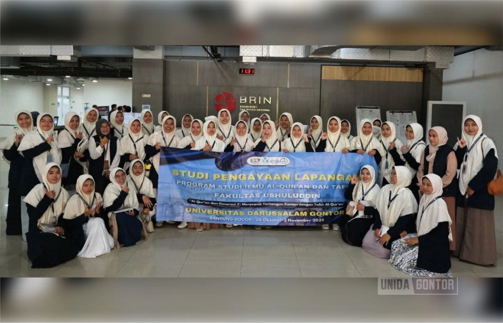 Mahasiswi IQT UNIDA Gontor mengikuti SPL di BRIN Bogor, menyimak paparan riset tanaman endemik dan meninjau laboratorium genom serta greenhouse.