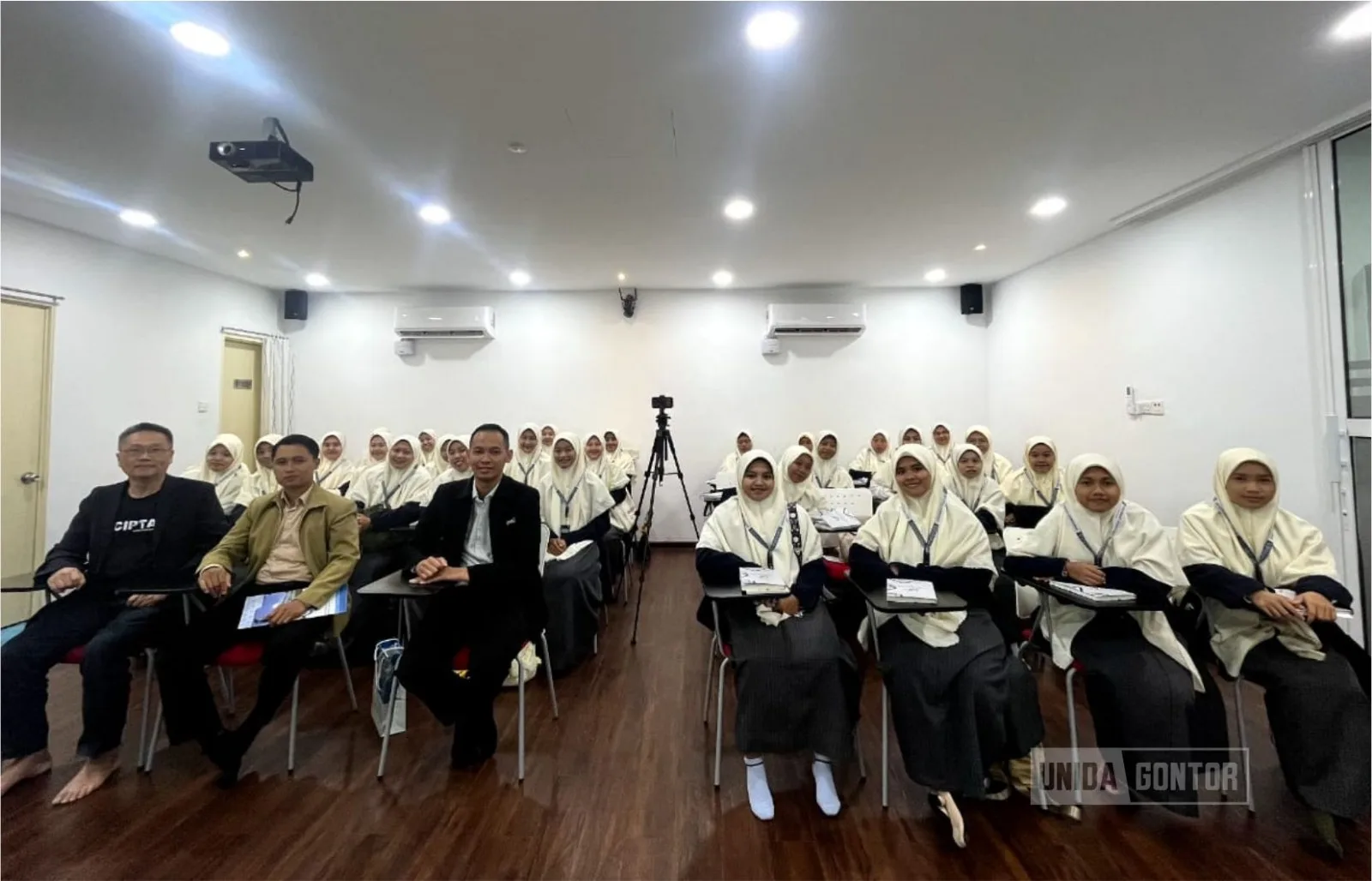 Mahasiswi Prodi Studi Agama-Agama UNIDA Gontor mengikuti sesi “Dakwah Pro Internasional” bersama Brother Lim Jooi Soon di kantor IDT, Kuala Lumpur.