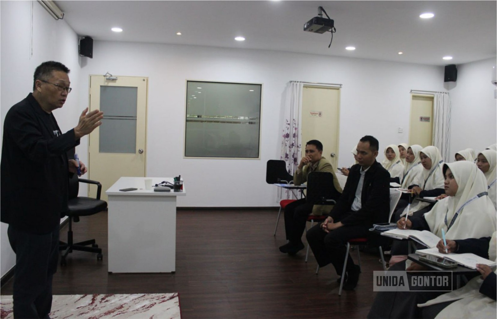 Mahasiswi Prodi Studi Agama-Agama UNIDA Gontor mengikuti sesi “Dakwah Pro Internasional” bersama Brother Lim Jooi Soon di kantor IDT, Kuala Lumpur.