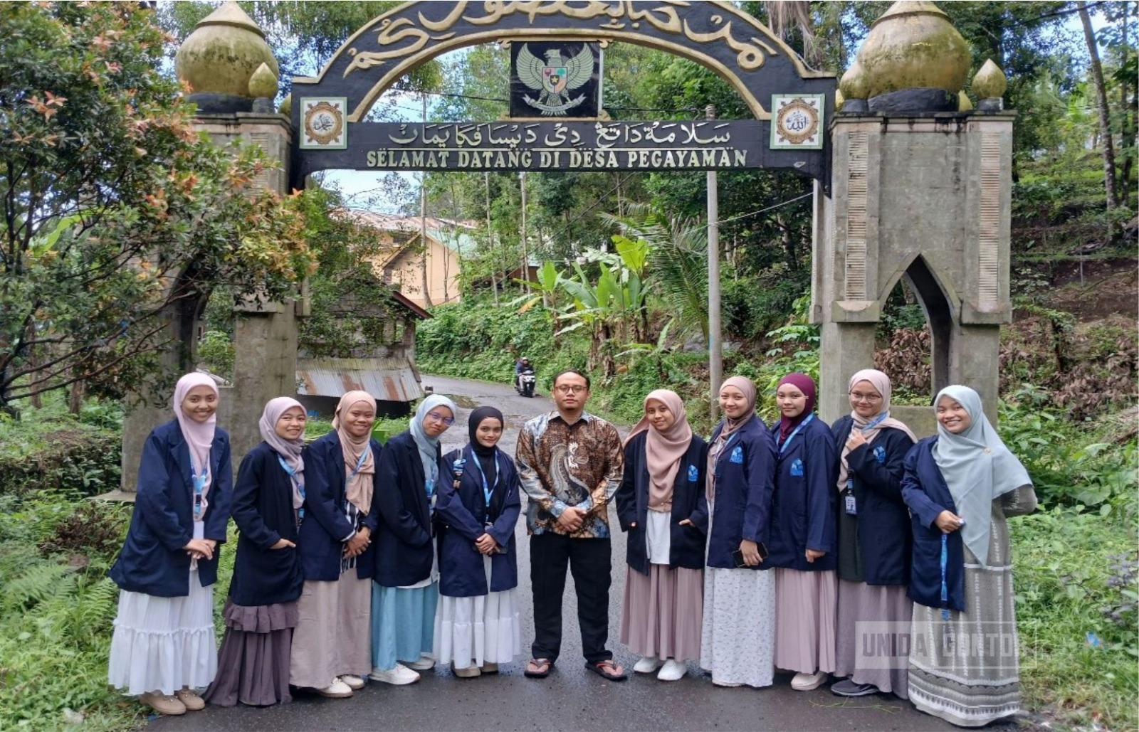 Mahasiswi UNIDA Gontor mengkaji ekoteologi lintas agama di Bali melalui dialog antariman dan kunjungan rumah ibadah.