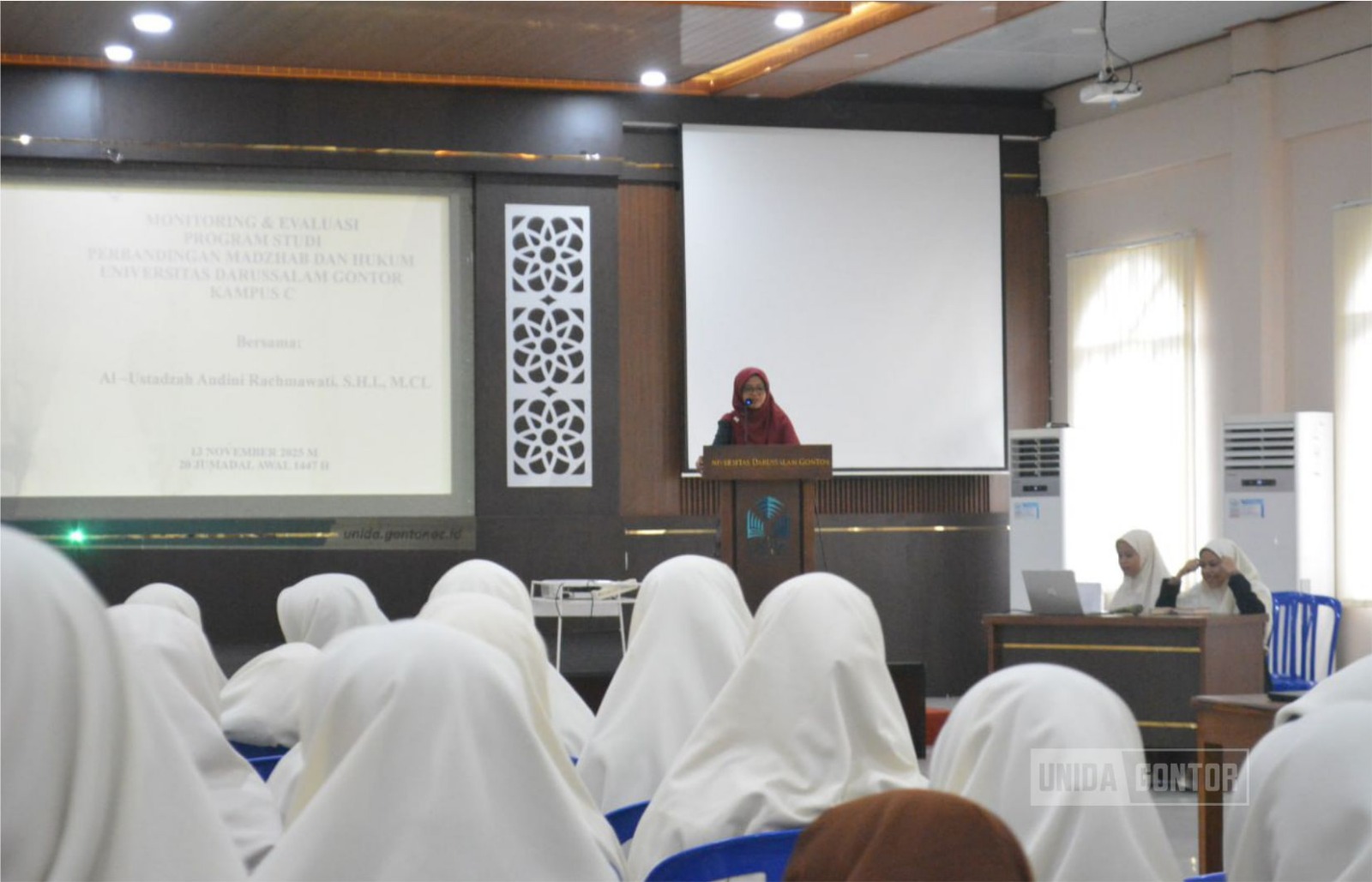 Mahasiswi PMH UNIDA Gontor Kampus C bersama dosen berfoto setelah kegiatan Monitoring dan Evaluasi serta pemberian apresiasi di Aula Istanbul Mantingan.