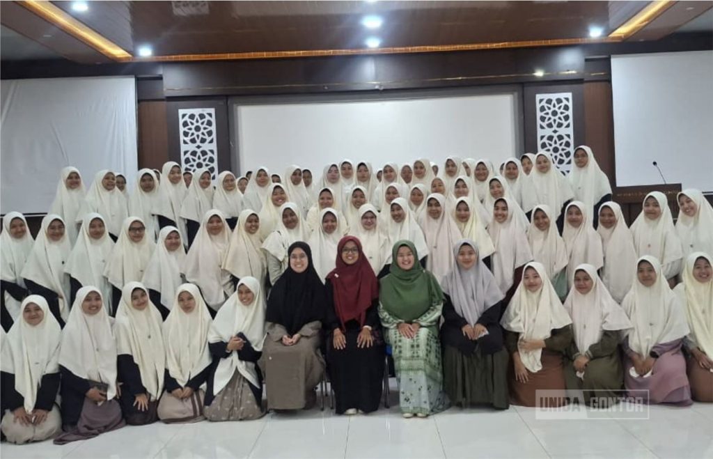 PMH UNIDA Gontor Apresiasi Dosen dan Mahasiswi Aktif di Kampus C