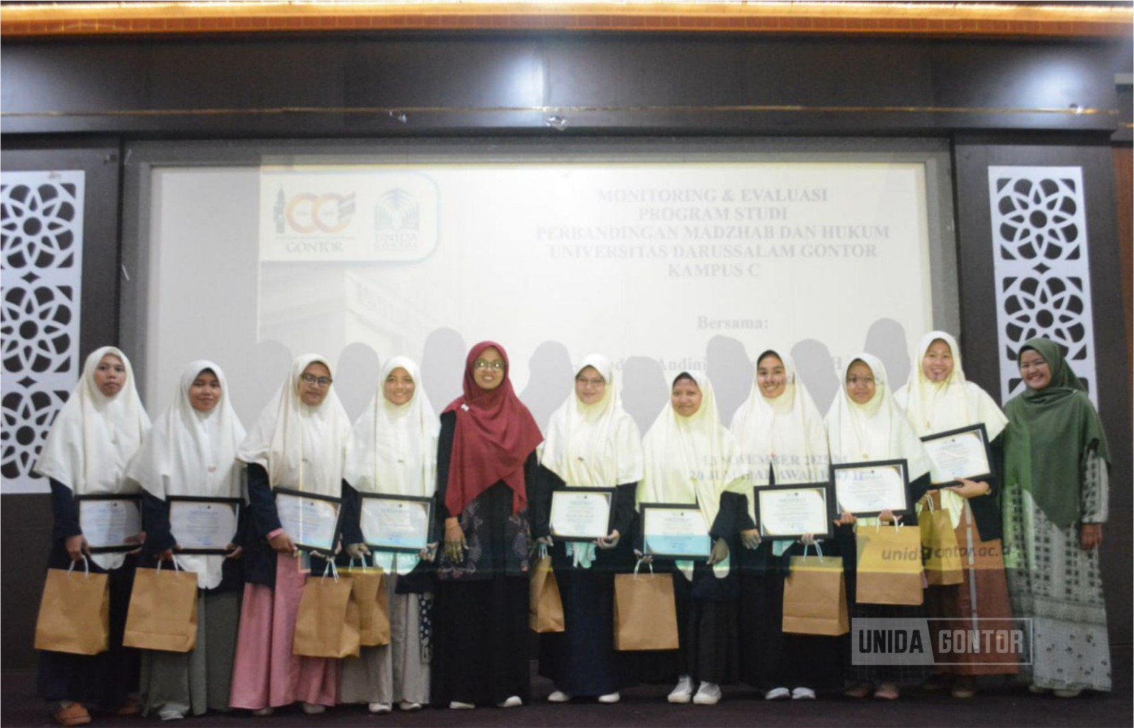 Mahasiswi PMH UNIDA Gontor Kampus C bersama dosen berfoto setelah kegiatan Monitoring dan Evaluasi serta pemberian apresiasi di Aula Istanbul Mantingan.