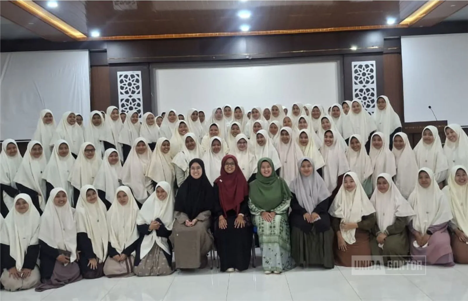 Mahasiswi PMH UNIDA Gontor Kampus C bersama dosen berfoto setelah kegiatan Monitoring dan Evaluasi serta pemberian apresiasi di Aula Istanbul Mantingan.