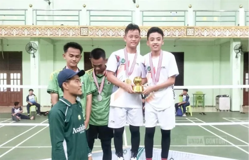 Mahasiswa PAI UNIDA Gontor mendampingi santri Fajrussalam usai meraih Juara 1 bulu tangkis pada ajang olahraga antarpesantren di Bogor.