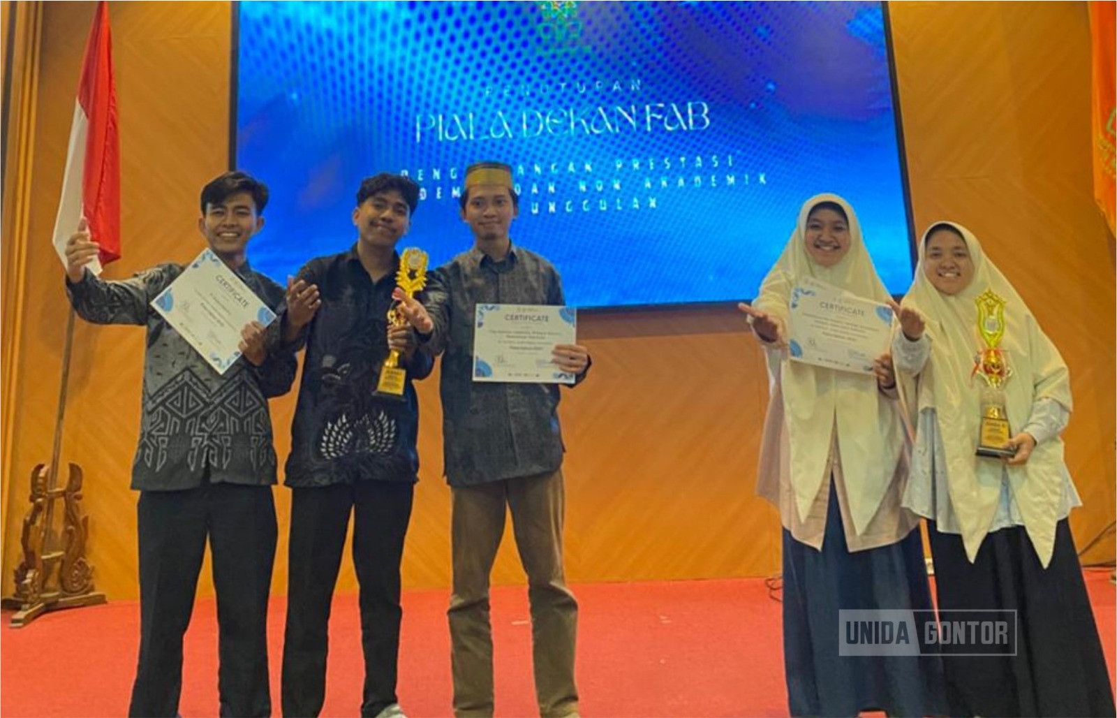 Tim debat Bahasa Arab PBA UNIDA Gontor berfoto bersama seusai meraih Juara 1 Lomba Debat Bahasa Arab Nasional FIKAR 2025 di UIN Raden Mas Said.