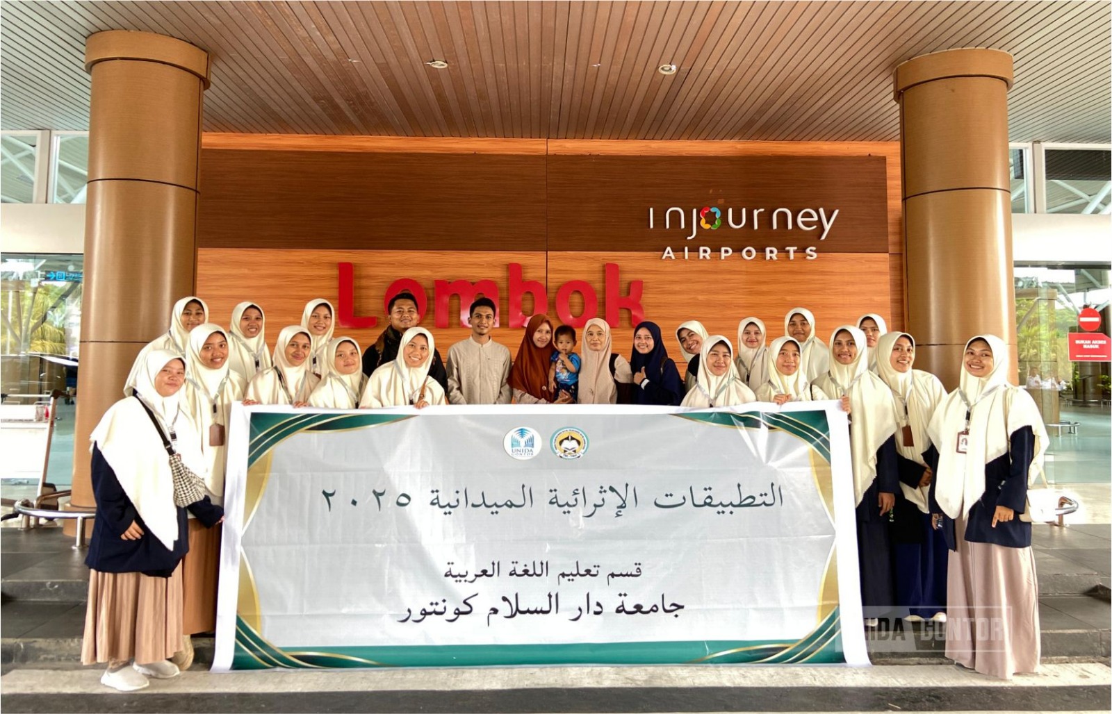 Mahasiswi PBA UNIDA Gontor sedang melaksanakan praktik mengajar bahasa Arab di kelas santriwati Pondok Pesantren Nurul Bayan, Lombok Utara.