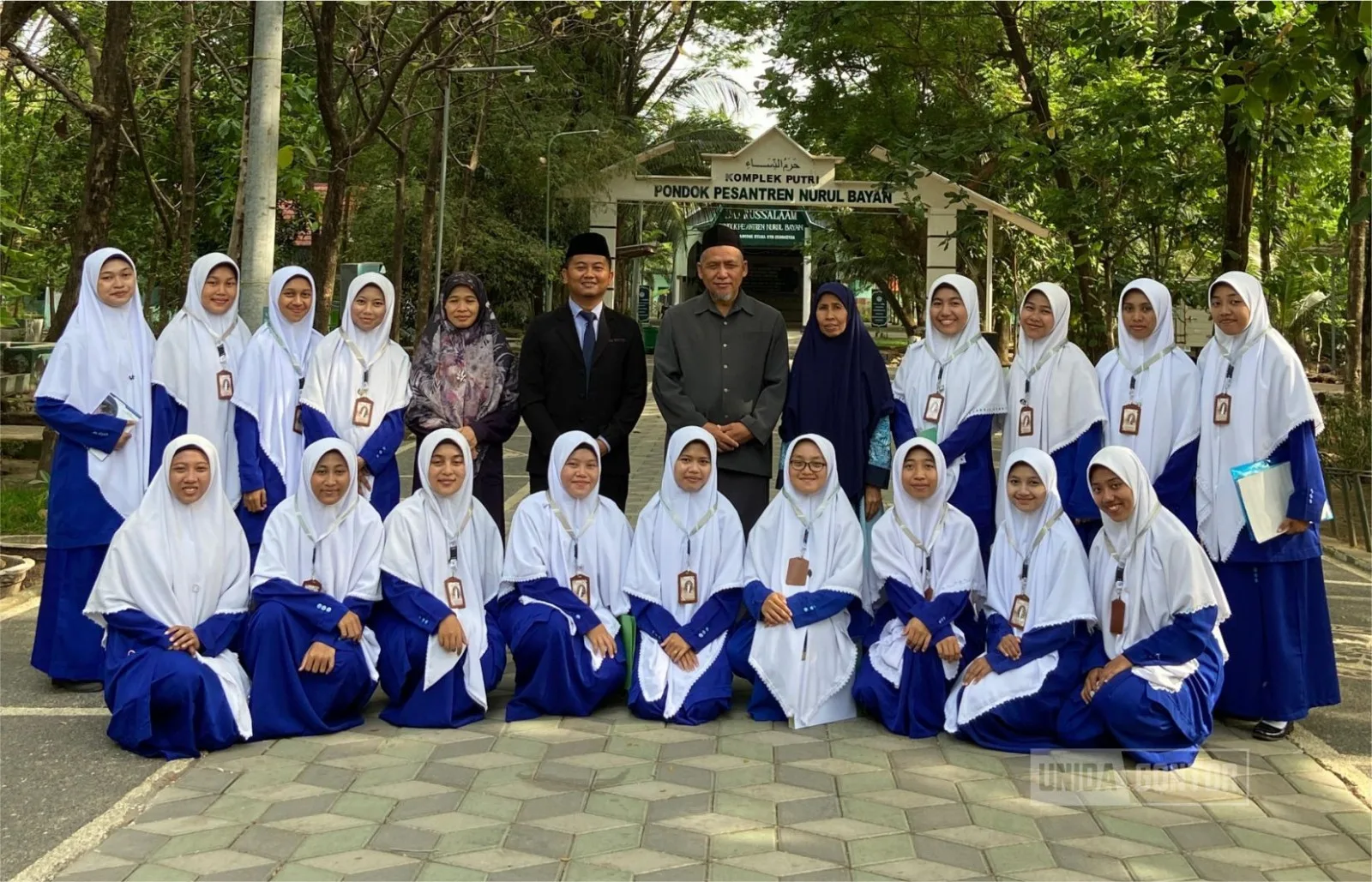 Mahasiswi PBA UNIDA Gontor sedang melaksanakan praktik mengajar bahasa Arab di kelas santriwati Pondok Pesantren Nurul Bayan, Lombok Utara.
