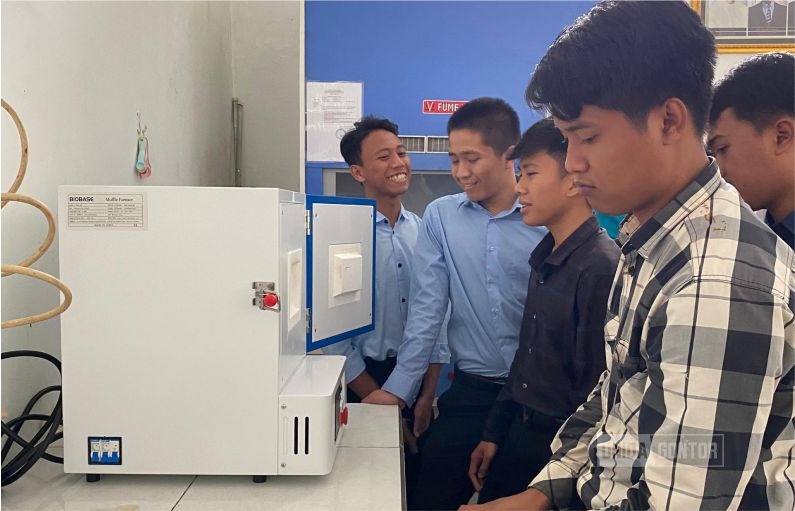 Mahasiswa TIP UNIDA Gontor mengikuti pelatihan furnace dan viscometer bersama CV Makmur Sejati di Laboratorium TIP.