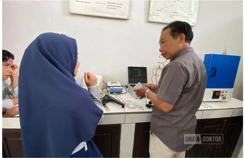 Mahasiswa TIP UNIDA Gontor mengikuti pelatihan furnace dan viscometer bersama CV Makmur Sejati di Laboratorium TIP.
