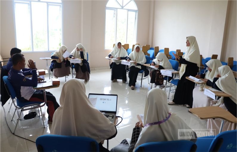 Rektor dan panitia membuka Festival UNIDA 2025 di Universitas Darussalam Gontor, diikuti mahasiswi dengan atribut kontingen.