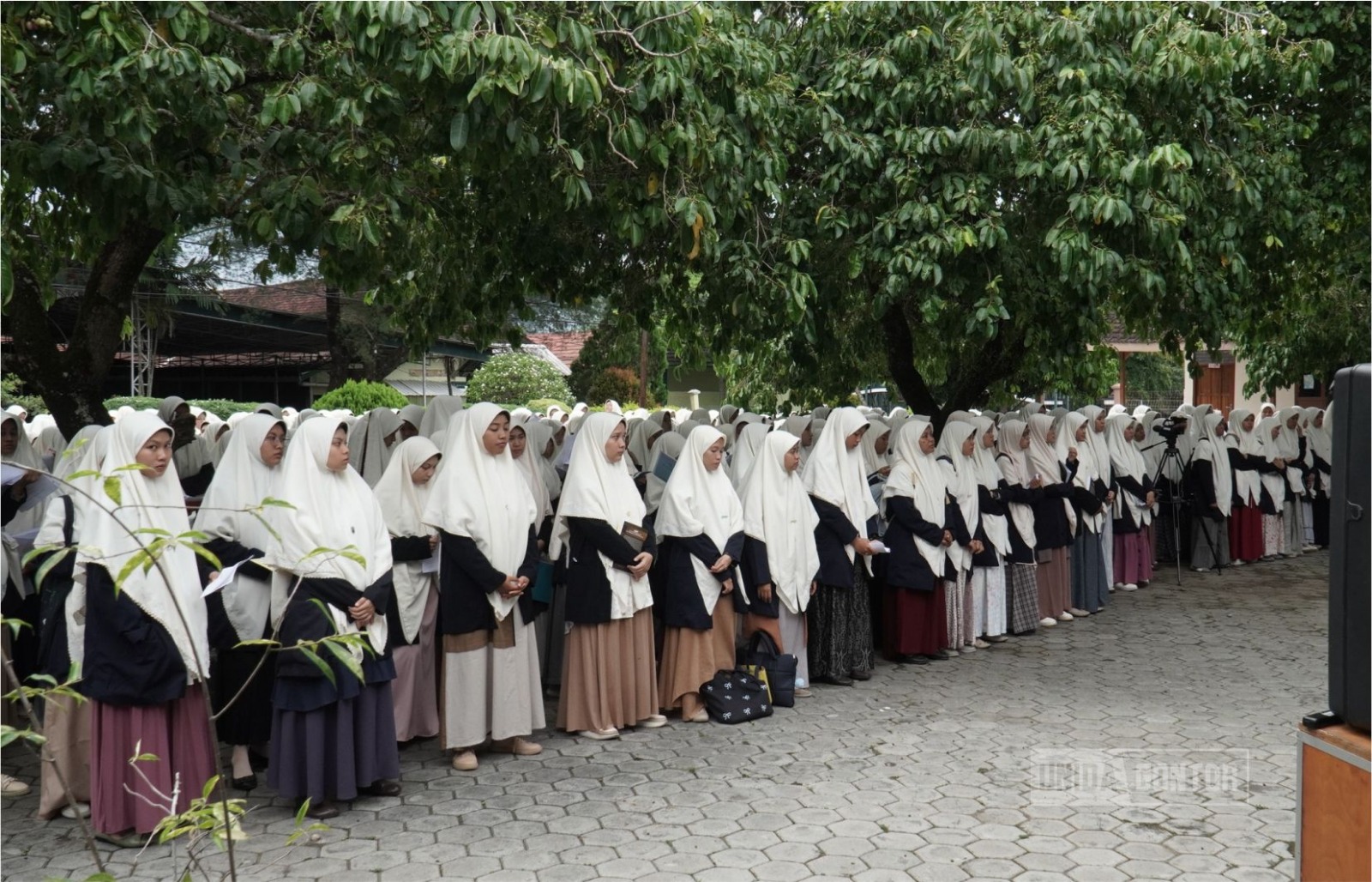 Pimpinan dan mahasiswi UNIDA Gontor Kampus Putri Mantingan mengikuti pembukaan UTS Genap 2025 di Lapangan Beirut.