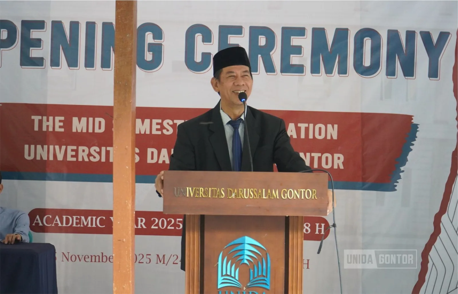 Pimpinan dan mahasiswi UNIDA Gontor Kampus Putri Mantingan mengikuti pembukaan UTS Genap 2025 di Lapangan Beirut.