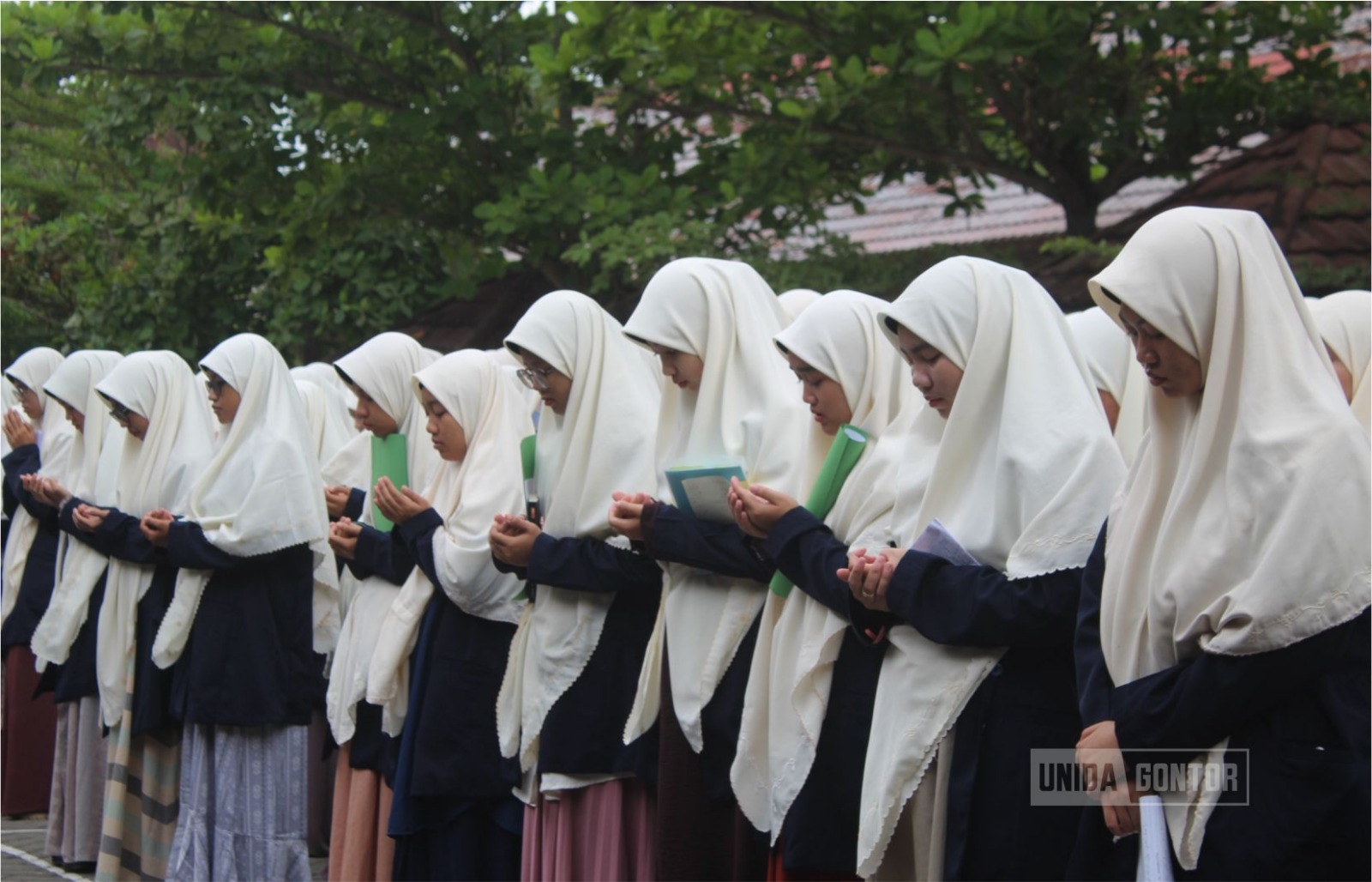 Mahasiswi UNIDA Gontor mengikuti pembukaan Ujian Tengah Semester Genap di Lapangan Siti Aminah Mantingan dipimpin BAA dan diisi pesan nasehat tentang makna ujian.