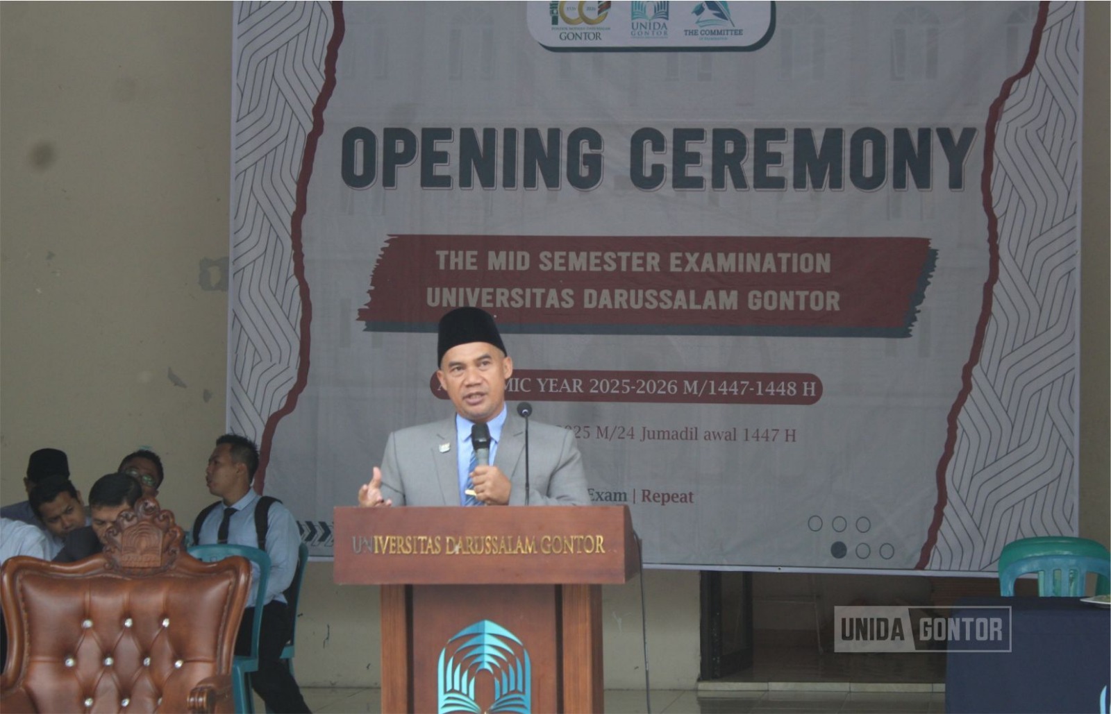 Mahasiswi UNIDA Gontor mengikuti pembukaan Ujian Tengah Semester Genap di Lapangan Siti Aminah Mantingan dipimpin BAA dan diisi pesan nasehat tentang makna ujian.