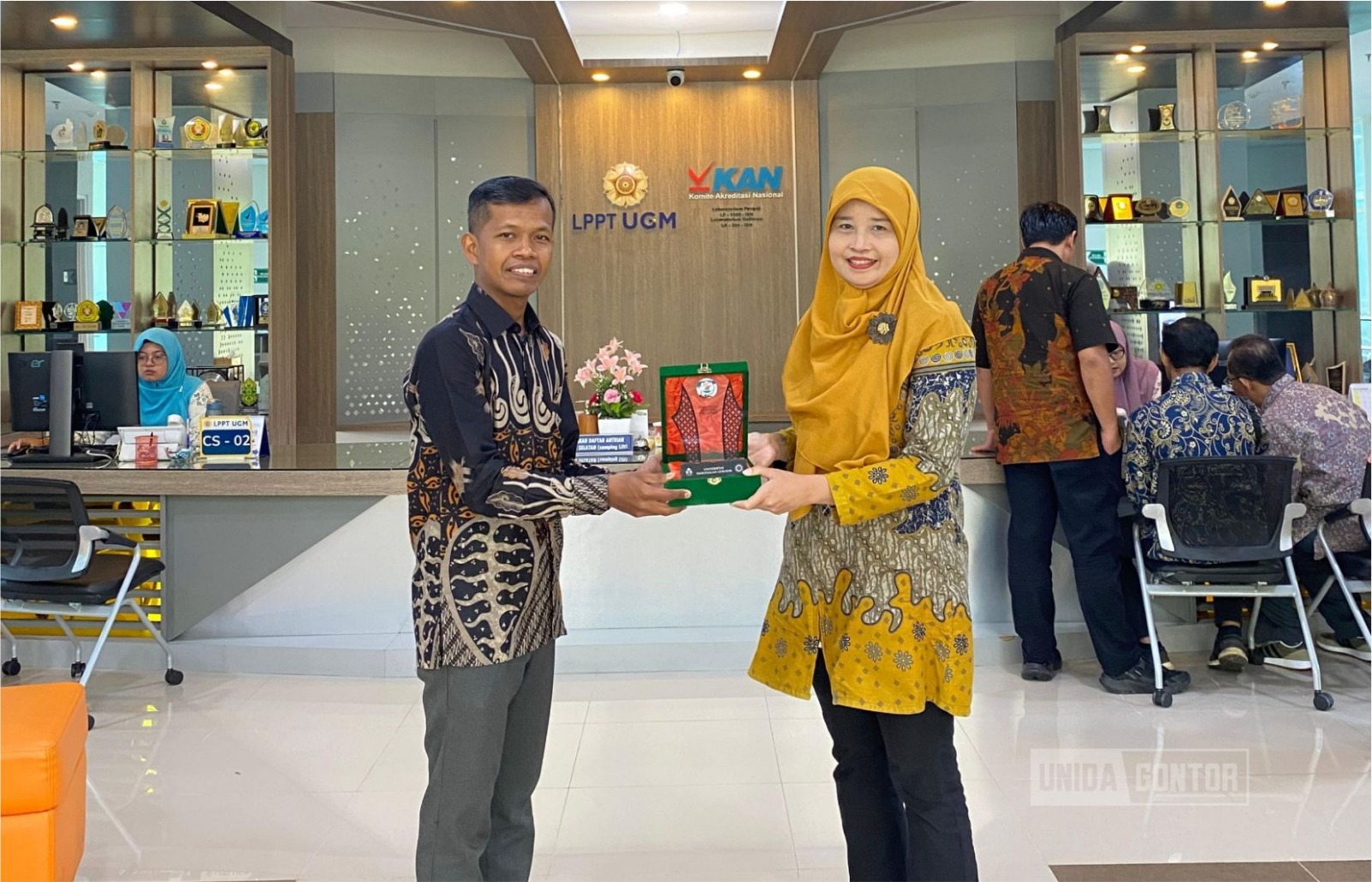 Dosen Prodi TIP UNIDA Gontor berdiskusi tentang kurikulum OBE dan agroindustri halal di LPH UGM, Yogyakarta.