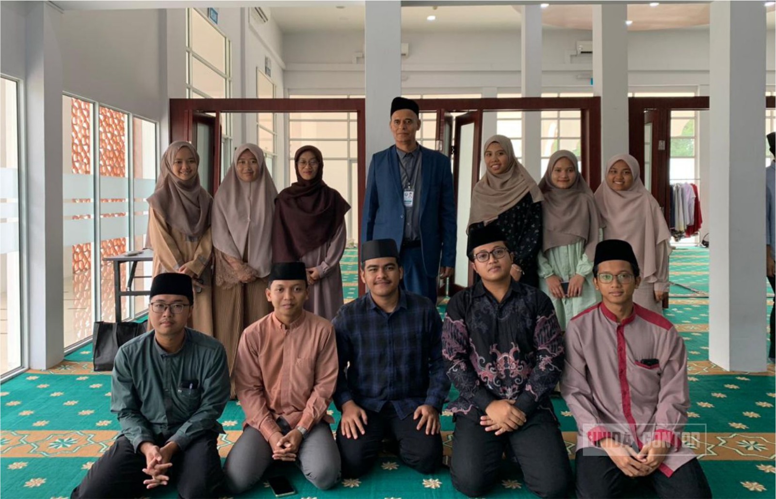 Suasana Malam Anugerah Dekan di Mushola Asy Syafi’i UNISSA Brunei bersama mahasiswa FAL dan peserta pertukaran UNIDA Gontor.