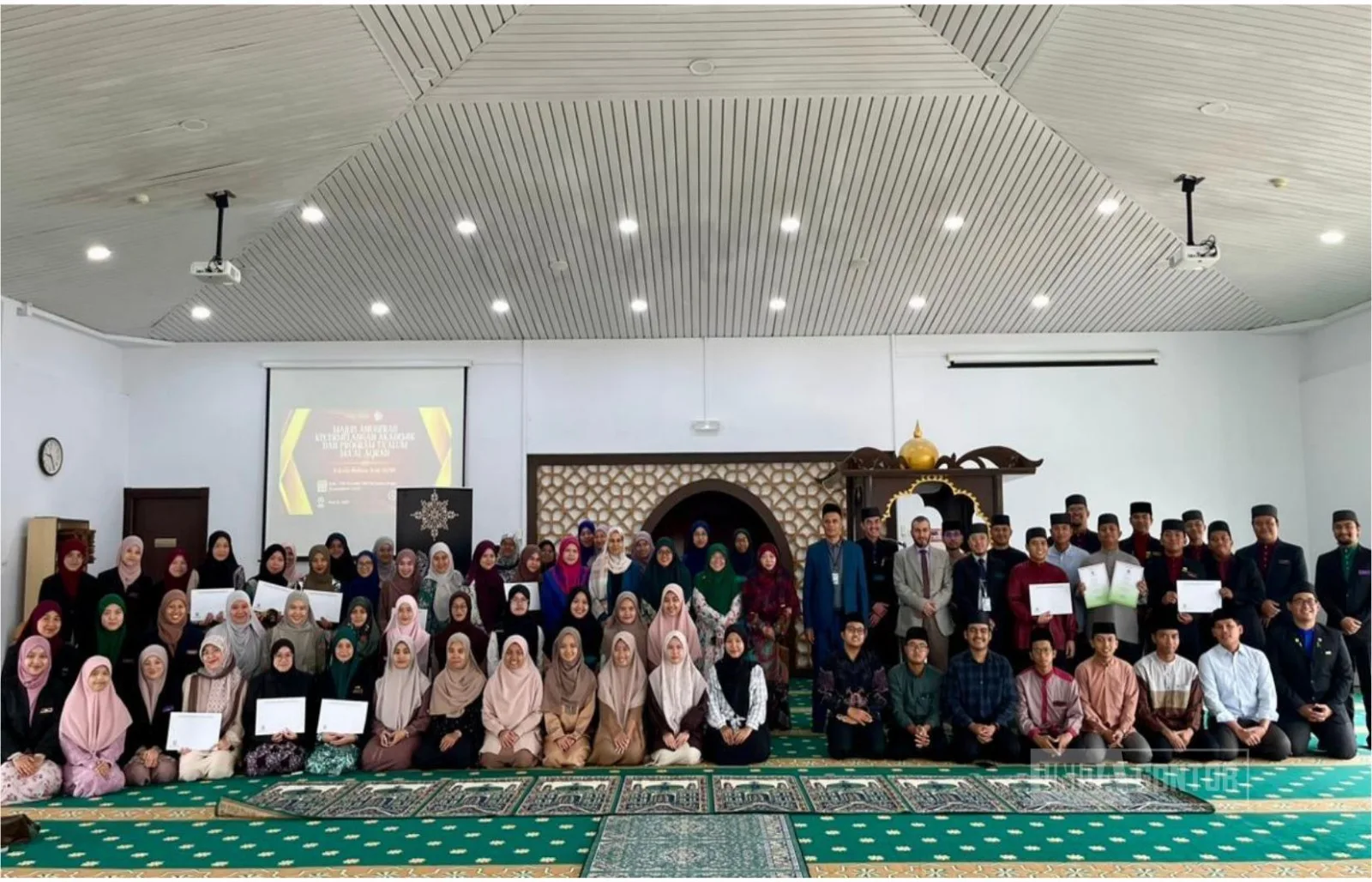 Suasana Malam Anugerah Dekan di Mushola Asy Syafi’i UNISSA Brunei bersama mahasiswa FAL dan peserta pertukaran UNIDA Gontor.