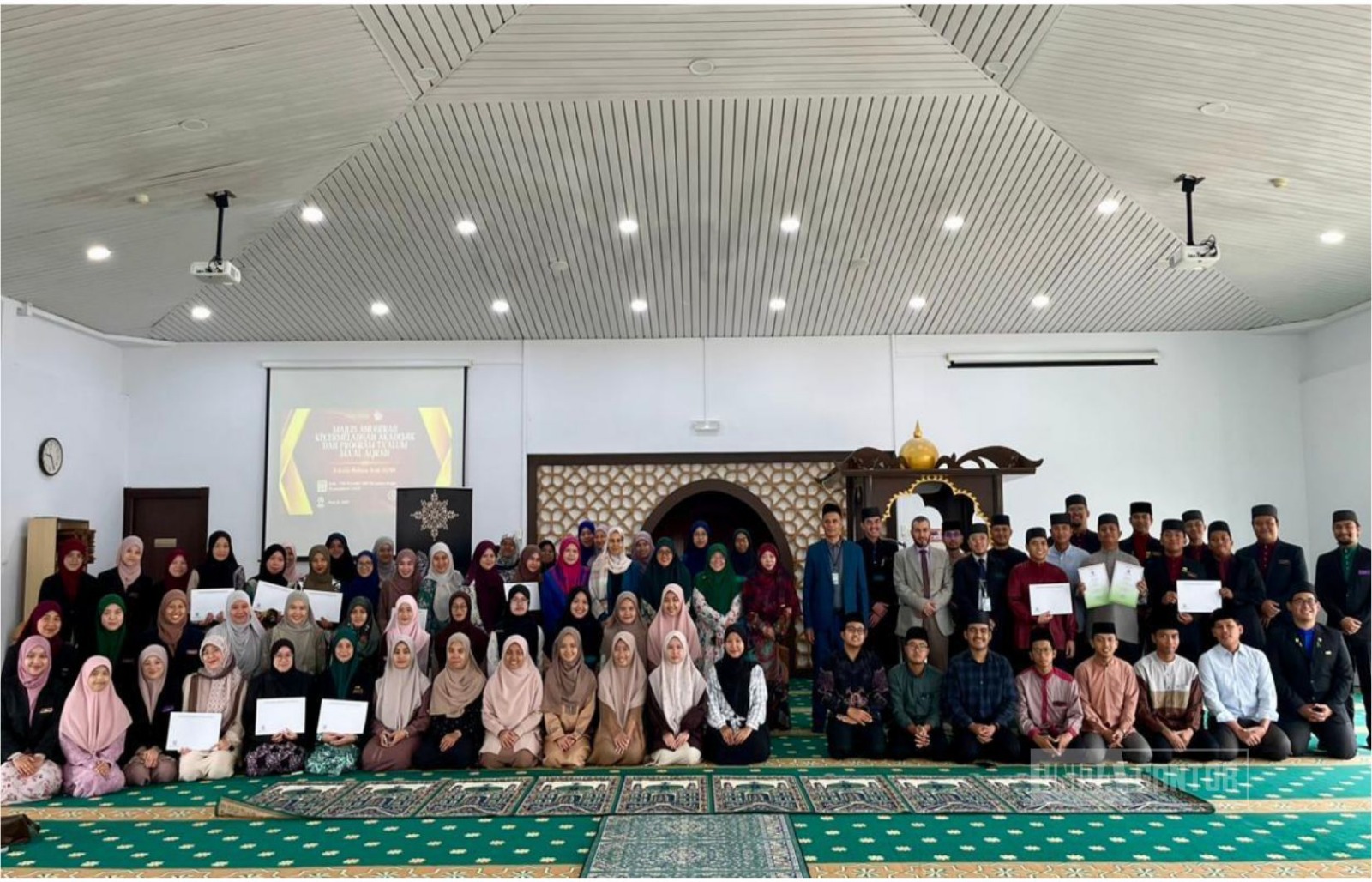 Suasana Malam Anugerah Dekan di Mushola Asy Syafi’i UNISSA Brunei bersama mahasiswa FAL dan peserta pertukaran UNIDA Gontor.