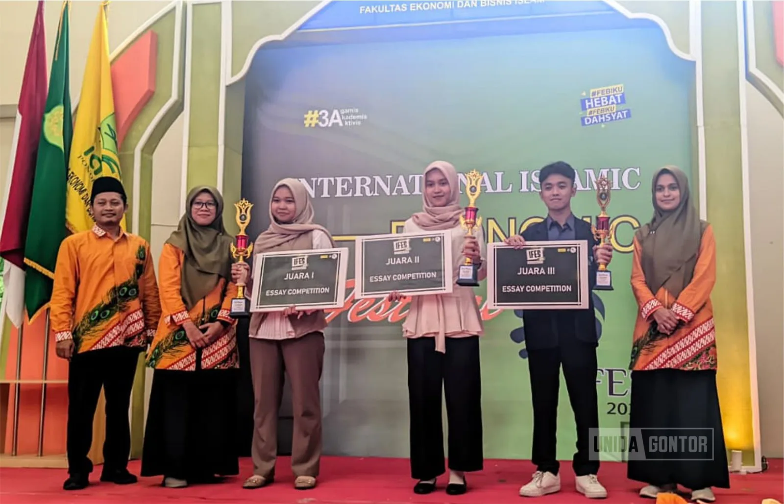 Mahasiswa Ekonomi Islam UNIDA Gontor, Musyaffa Addin, berpose dengan piagam penghargaan juara lomba esai nasional dan internasional.