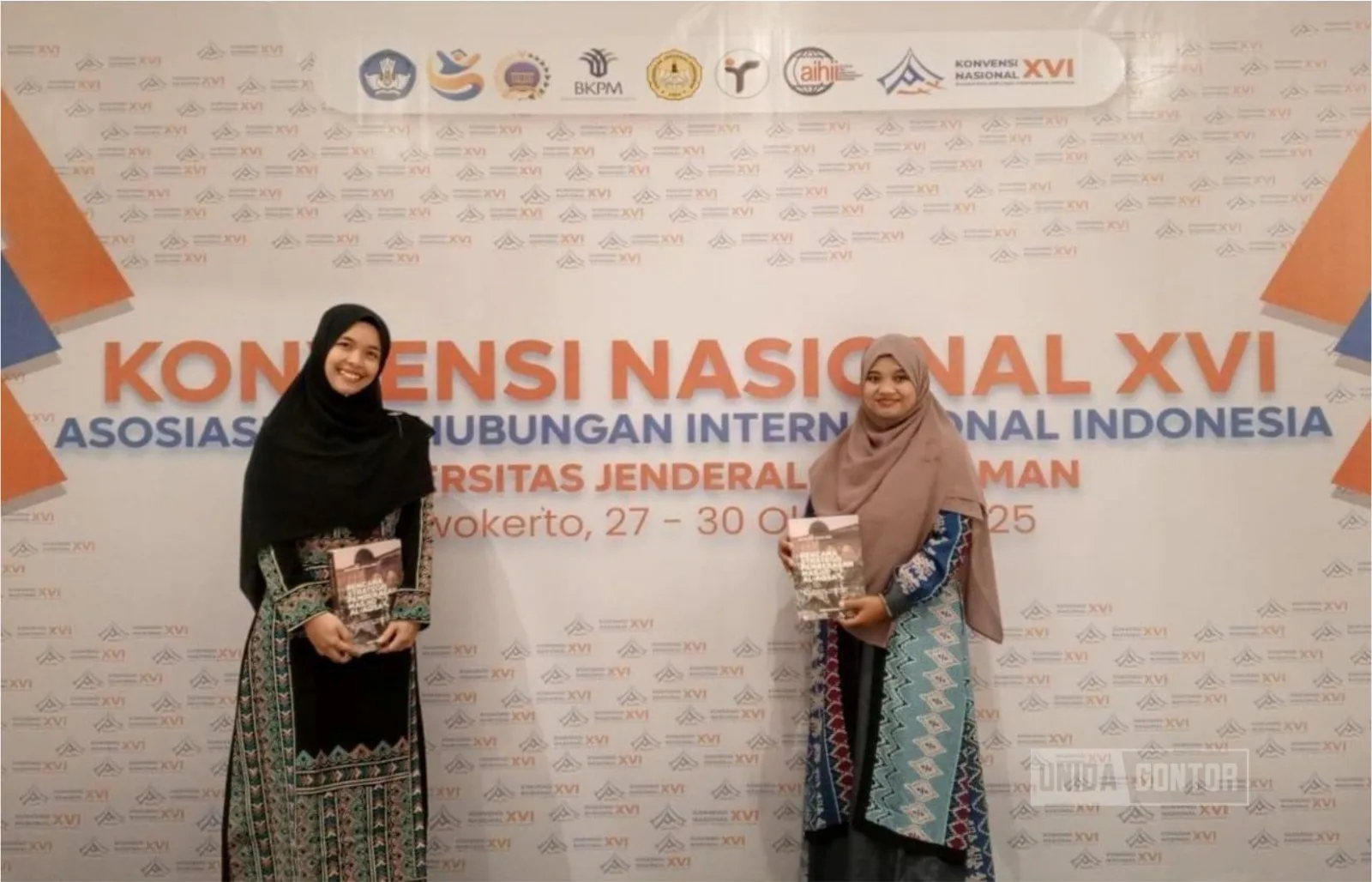 Delegasi Prodi Hubungan Internasional UNIDA Gontor berfoto saat mengikuti Konvensi Nasional XVI AIHII 2025 di UNSOED Purwokerto.