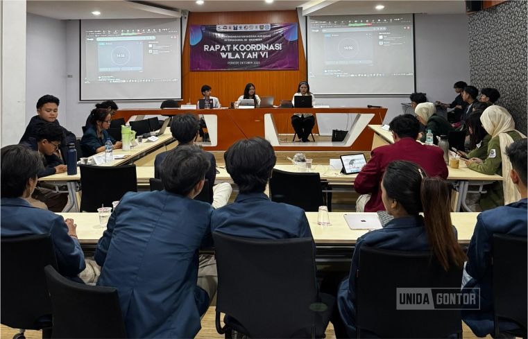 “Rakorwil FKMHII Korwil 6 di Universitas Brawijaya Malang; delegasi HI Jawa Timur, Bali, dan NTB berpose usai sidang pleno.”