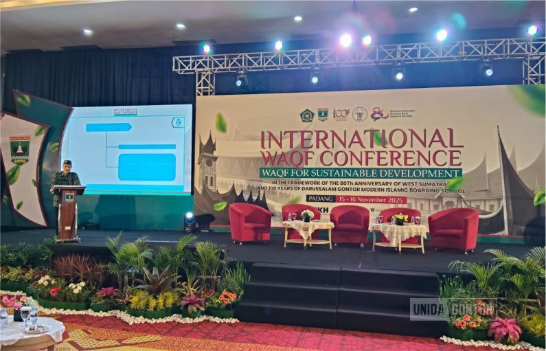 Rektor UNIDA Gontor Prof. Hamid Fahmy Zarkasyi menyampaikan keynote speech pada Konferensi Wakaf Internasional di Padang, Sumatera Barat.